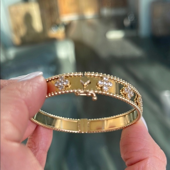 Elegant Gold-Tone Bracelet - Picture 12 of 17